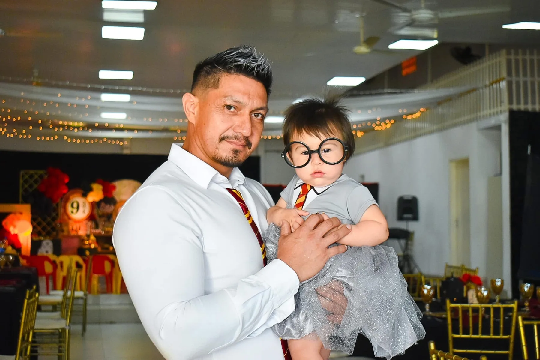 Padre e hija durante una fiesta