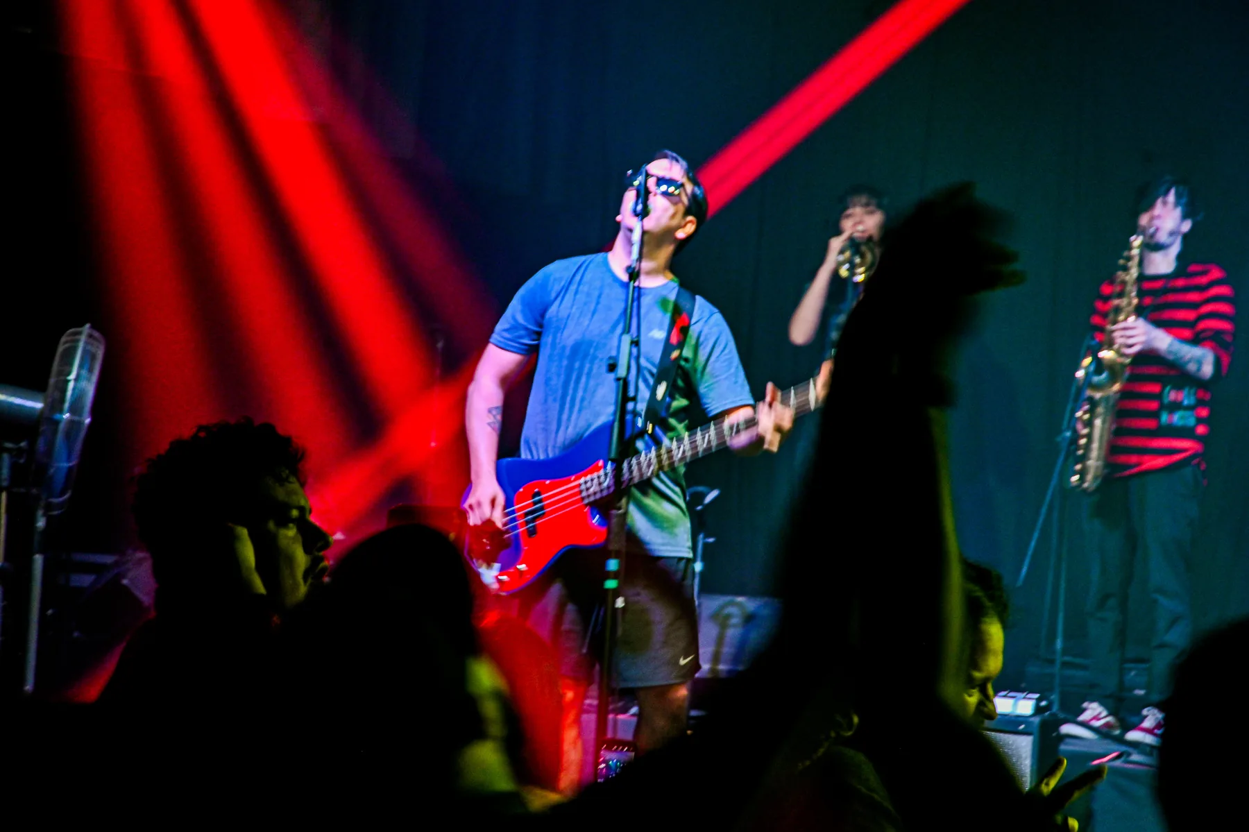 Músicos sobre el escenario