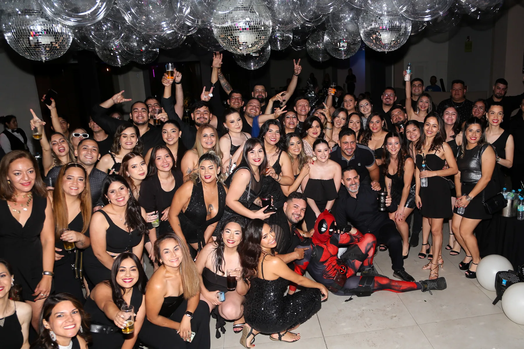 Grupo de invitados durante un evento